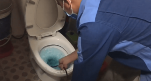 Thông tắc bồn cầu